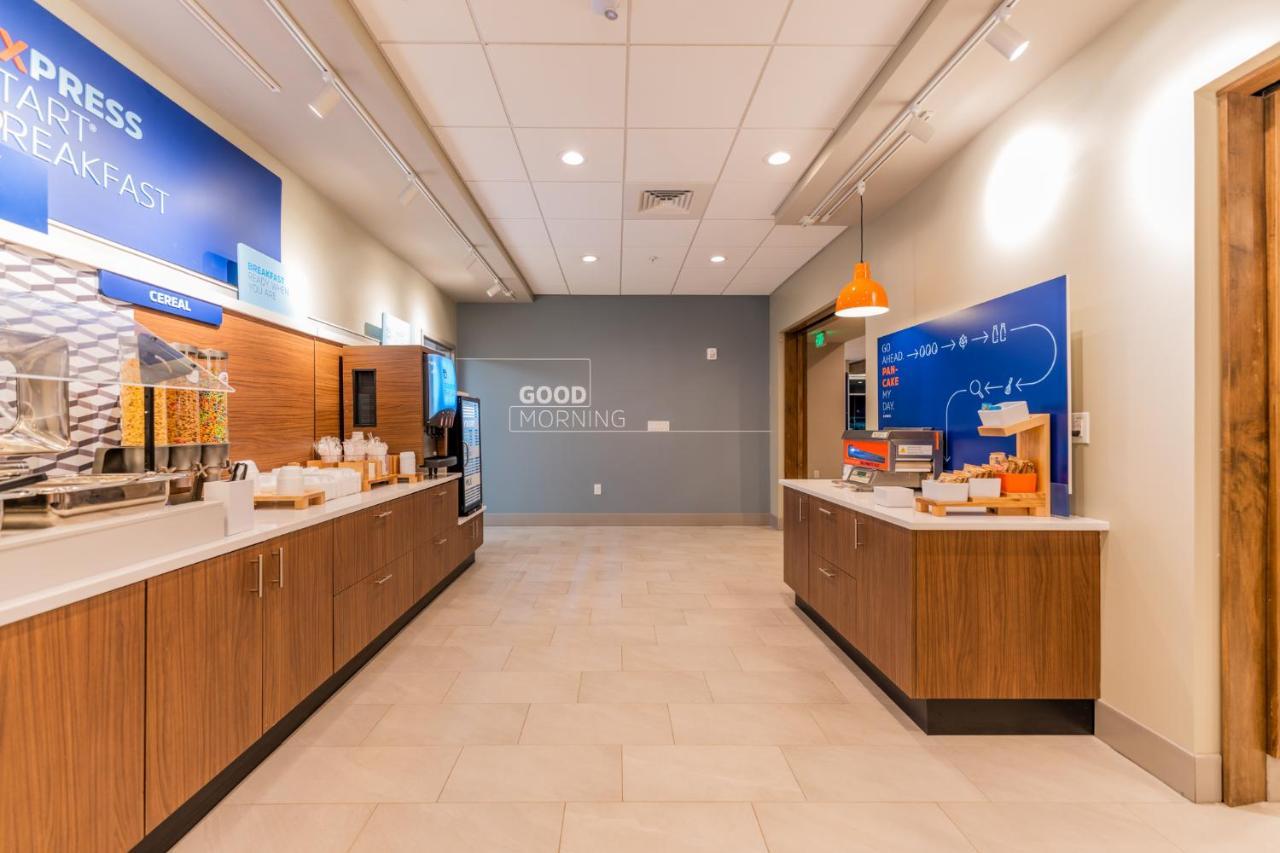 Holiday Inn Express & Suites Charlottesville By Ihg Esterno foto